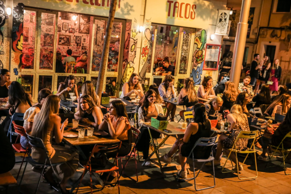 Gente en la terraza de Primo Taquería