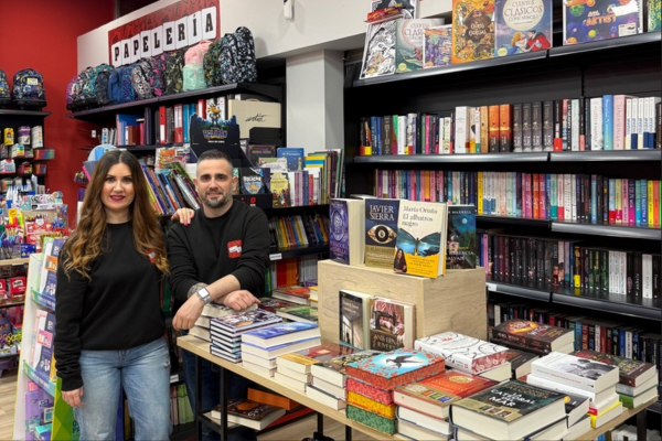 Interior Control -c con libros, regalos...