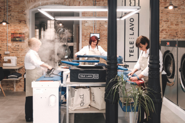 Telelavo, trabajadoras planchando