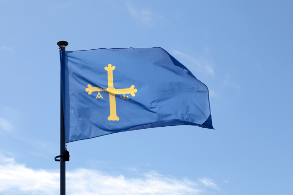 Bandera Asturias, azul con cruz amarilla a la izquierda